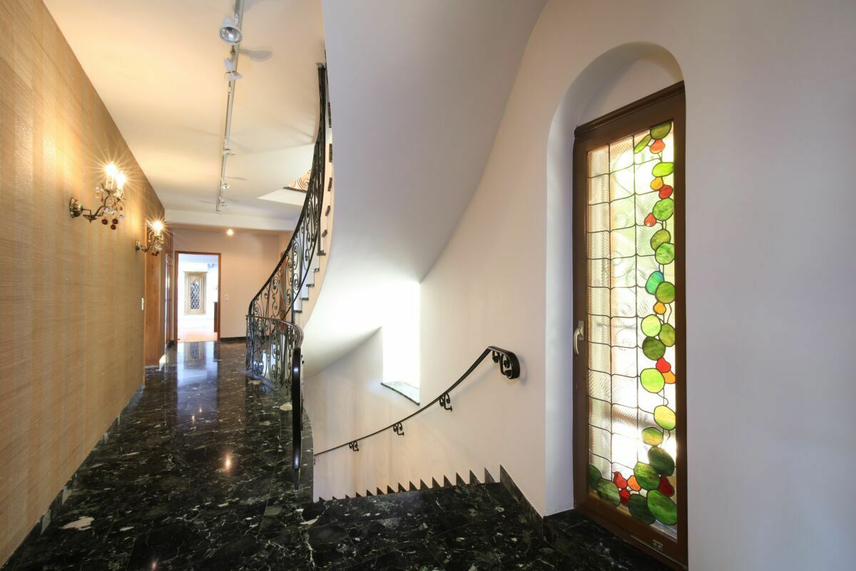 Eleganter Flur mit Treppe und Buntglas
