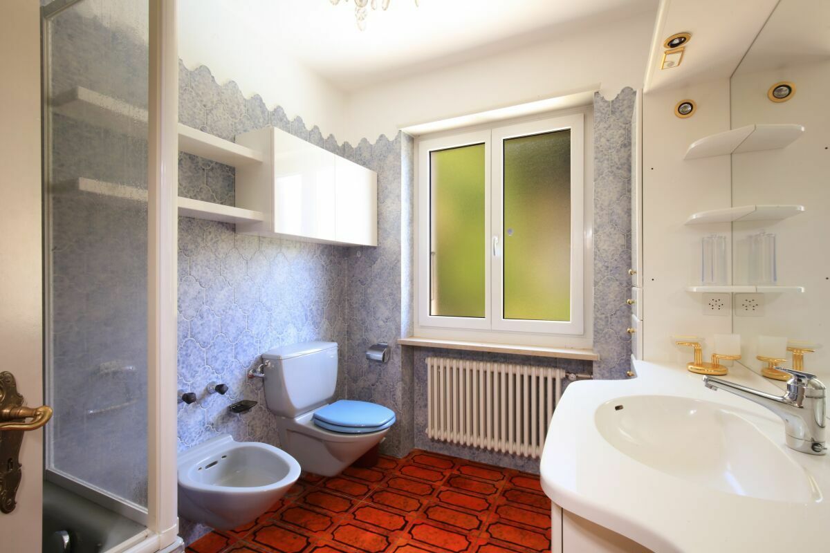 Gäste-WC mit farbigem Boden