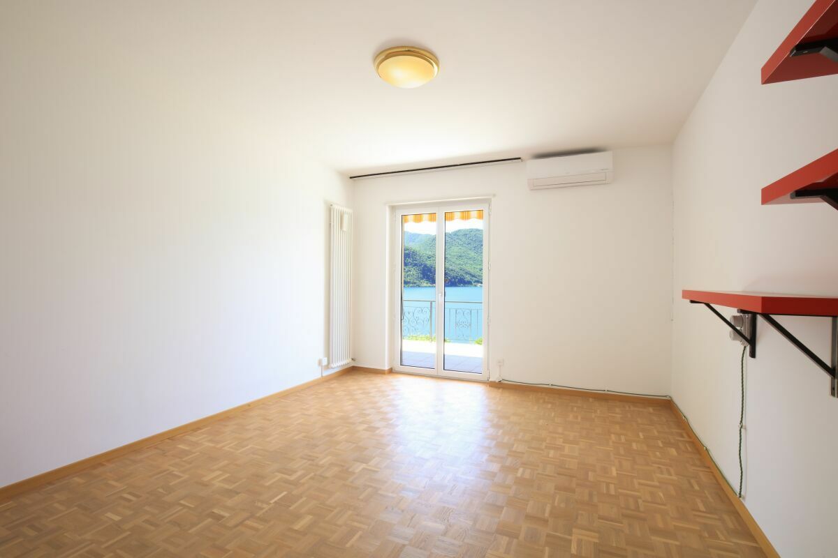 Leerer heller Raum mit Balkonblick