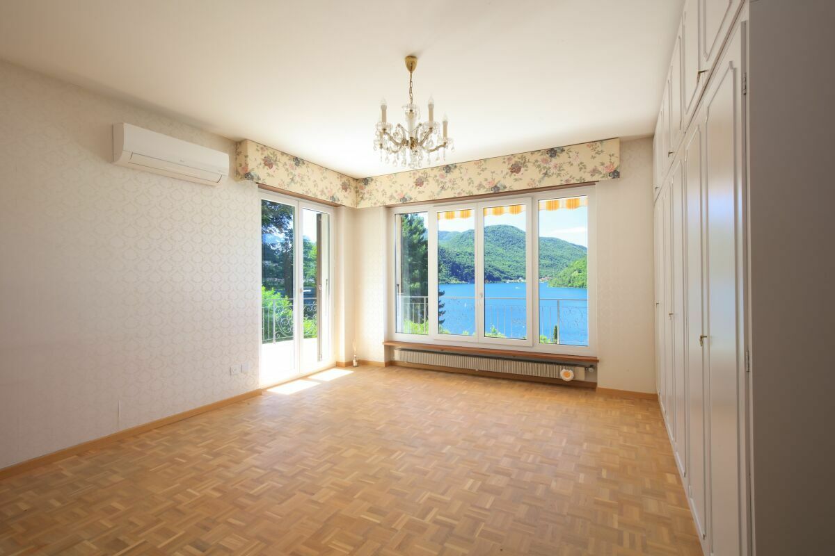 Helles Schlafzimmer mit Balkon und Seeblick