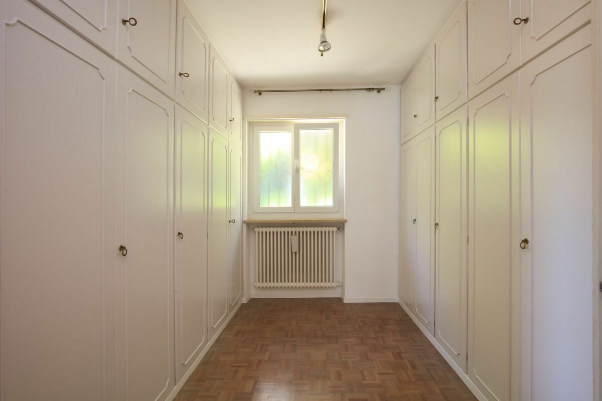 Langer Einbauschrank-Flur mit Fenster