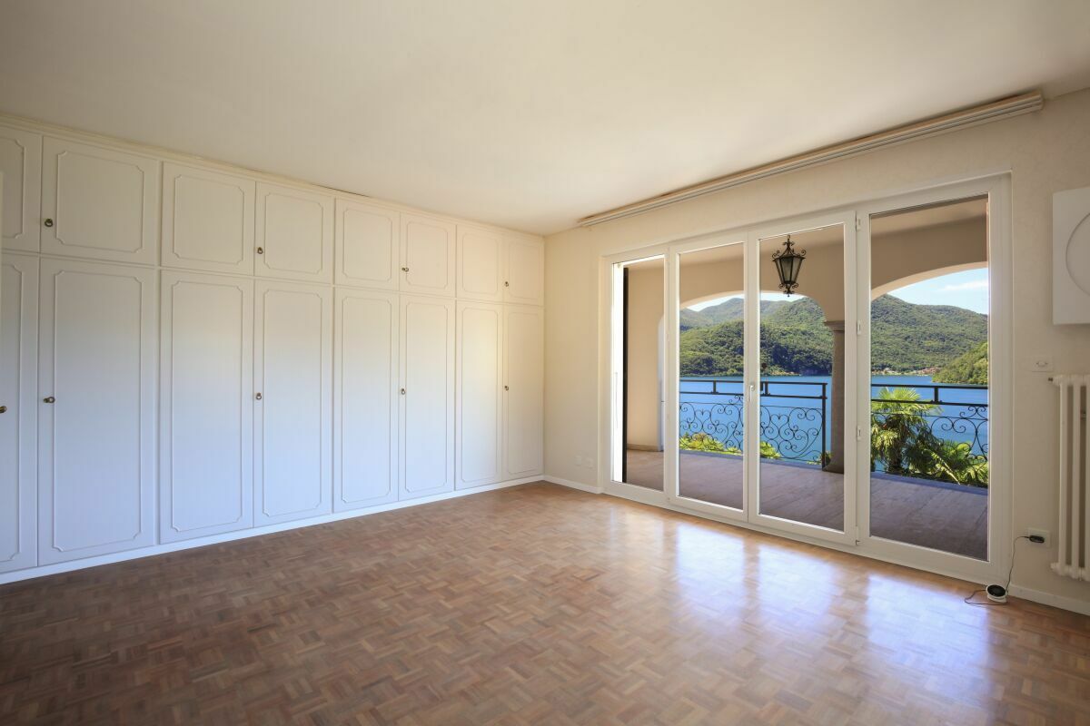 Helles Zimmer mit Balkon- und Meerblick