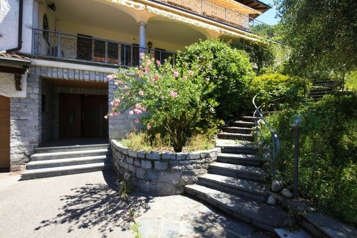 Außenansicht eines Hauses mit Gartenzugang