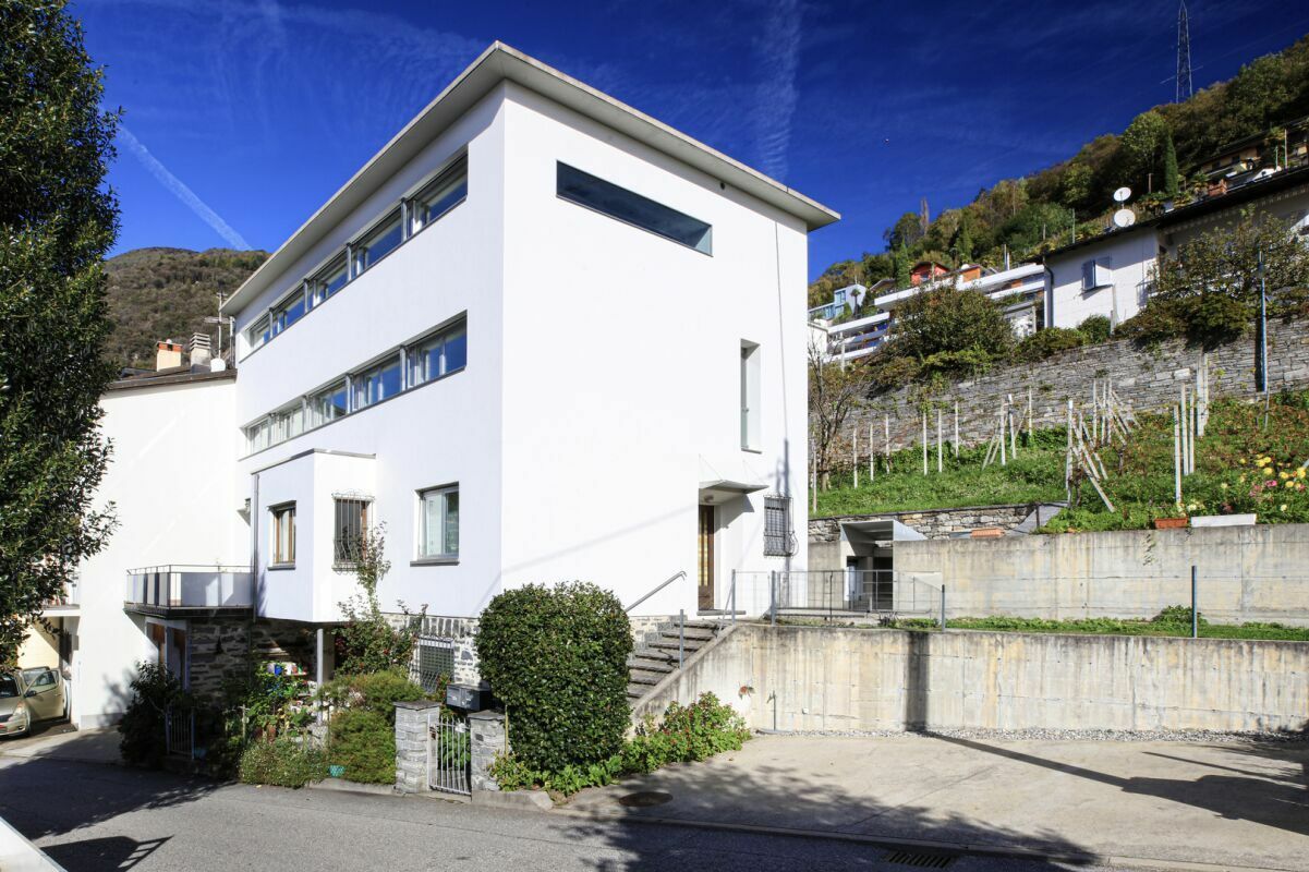 Modernes weißes Mehrfamilienhaus am Hang