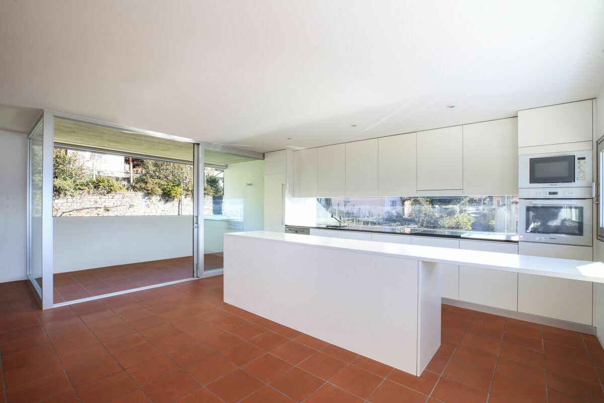 Moderne Küche mit Terrassenblick
