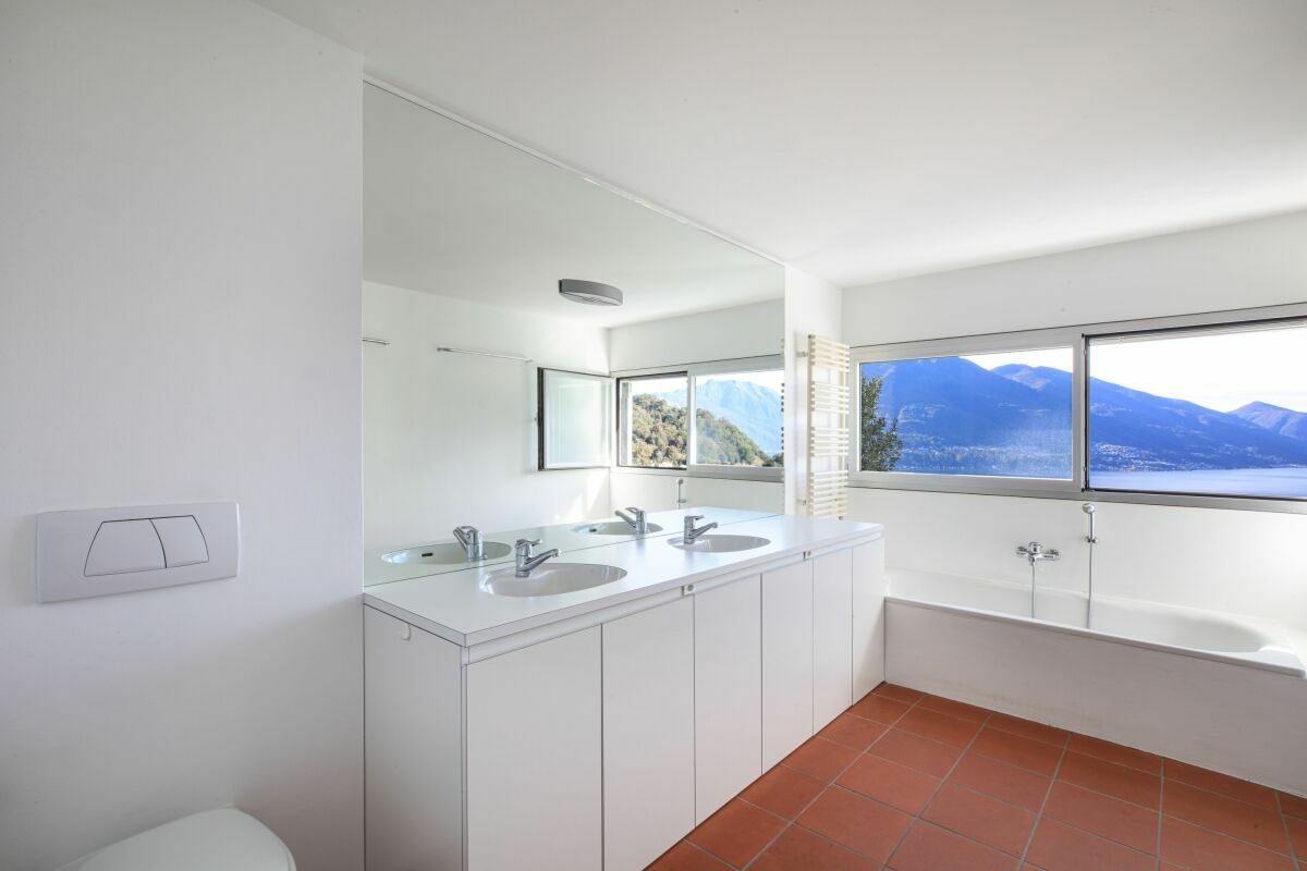 Helles Badezimmer mit Panoramablick