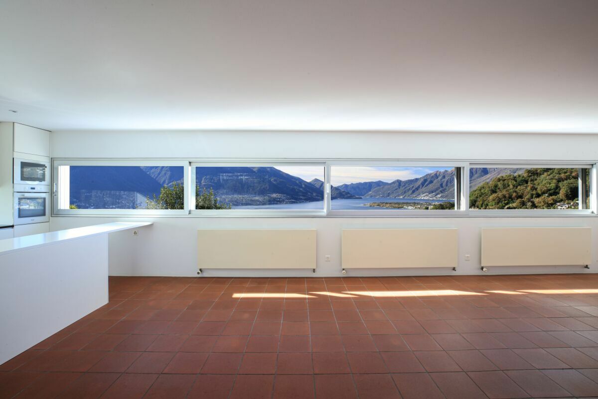 Heller Wohnraum mit Panoramafenstern und Seeblick