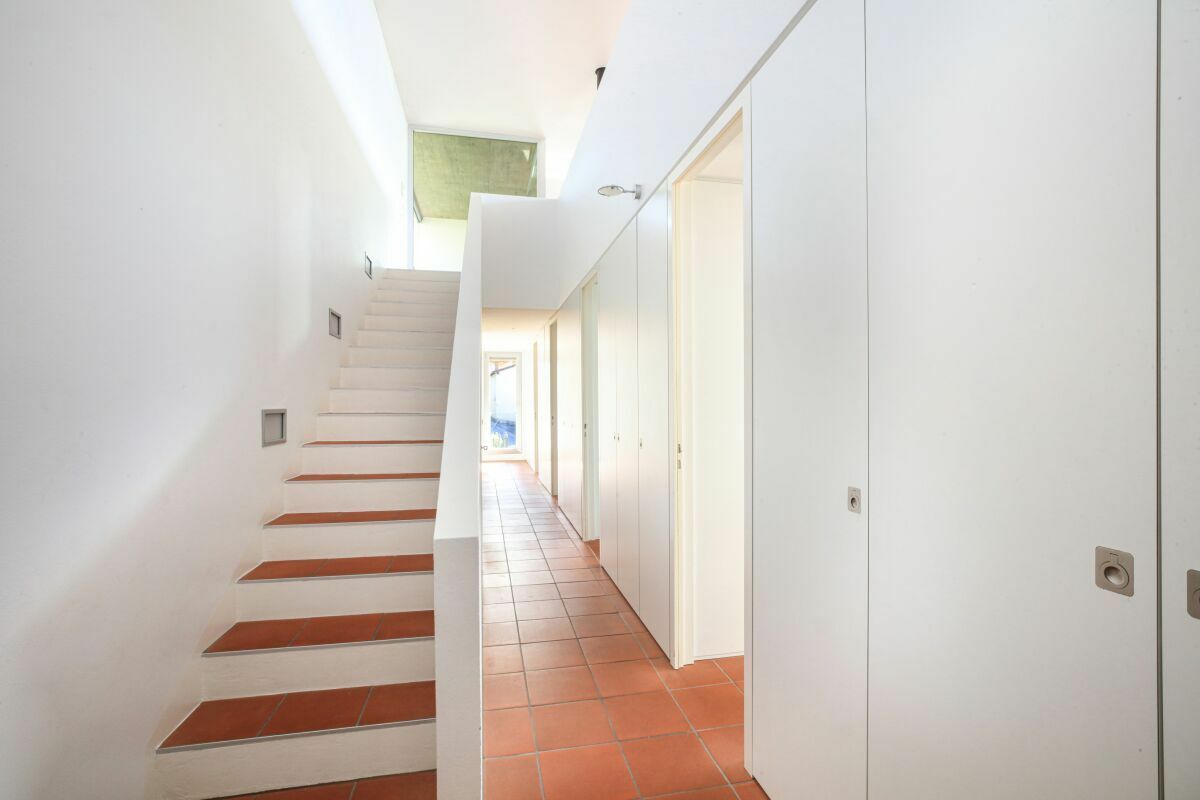 Heller Eingangsflur mit Treppe und Oberlicht