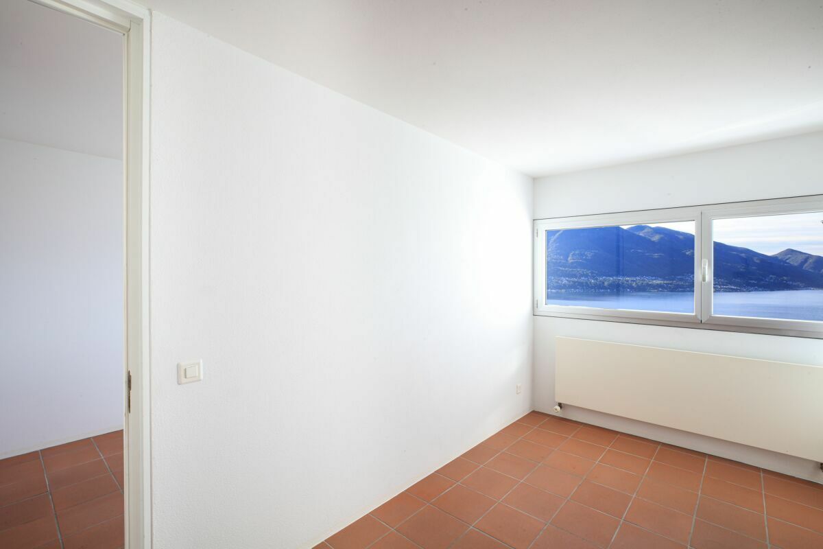 Leeres Zimmer mit Seeblick