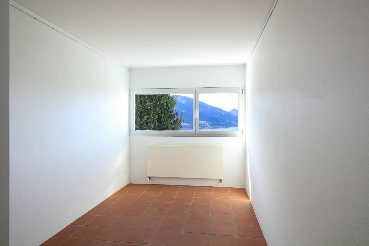 Leerer heller Raum mit Bergblick