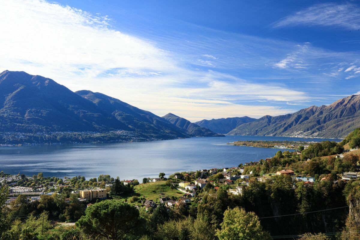 Seelandschaft mit Bergen