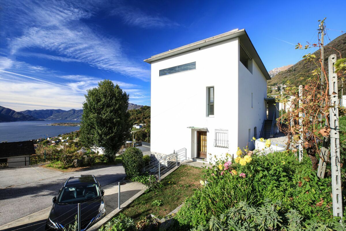 Modernes Haus mit Seeblick