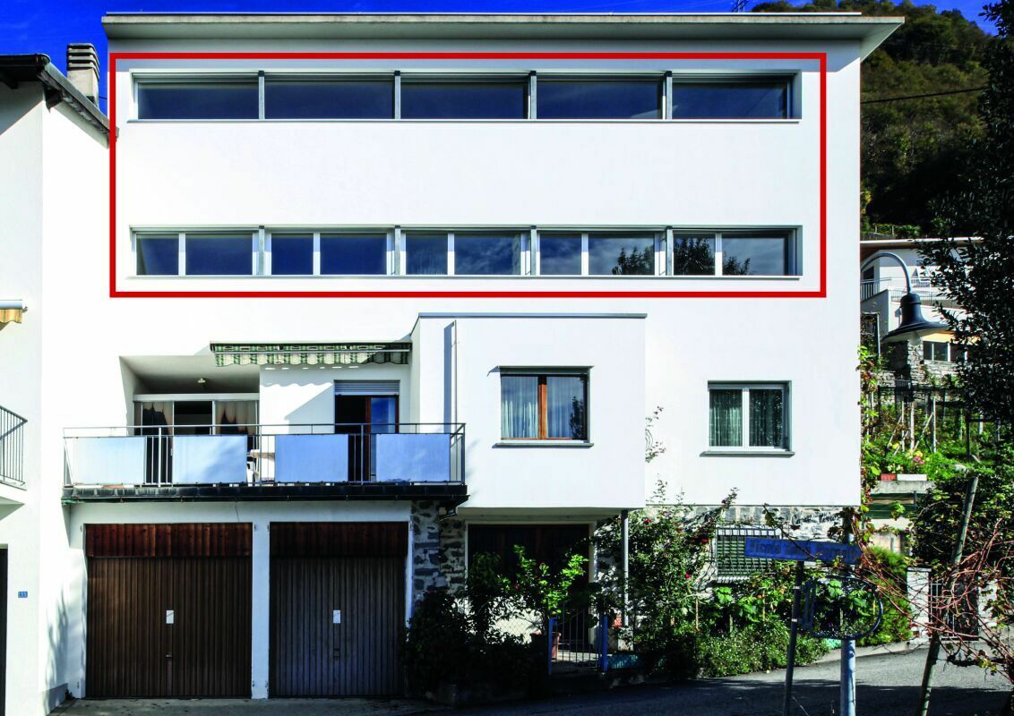 Modernes Wohnhaus mit großen Fensterbändern