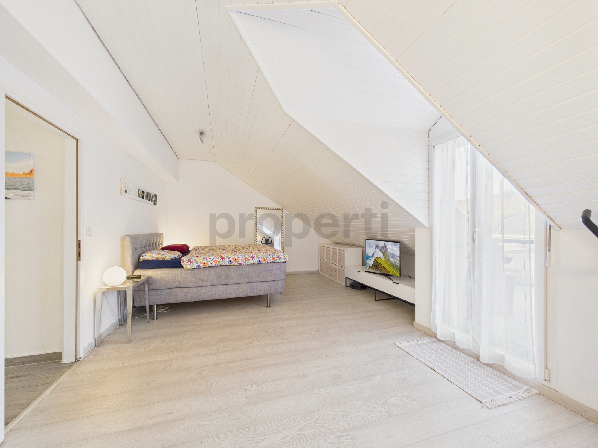 Helles Dachgeschoss-Schlafzimmer