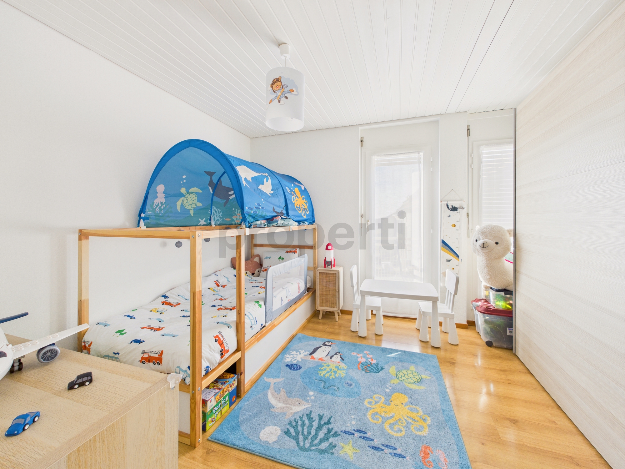 Kinderzimmer mit Hochbett und Spielbereich