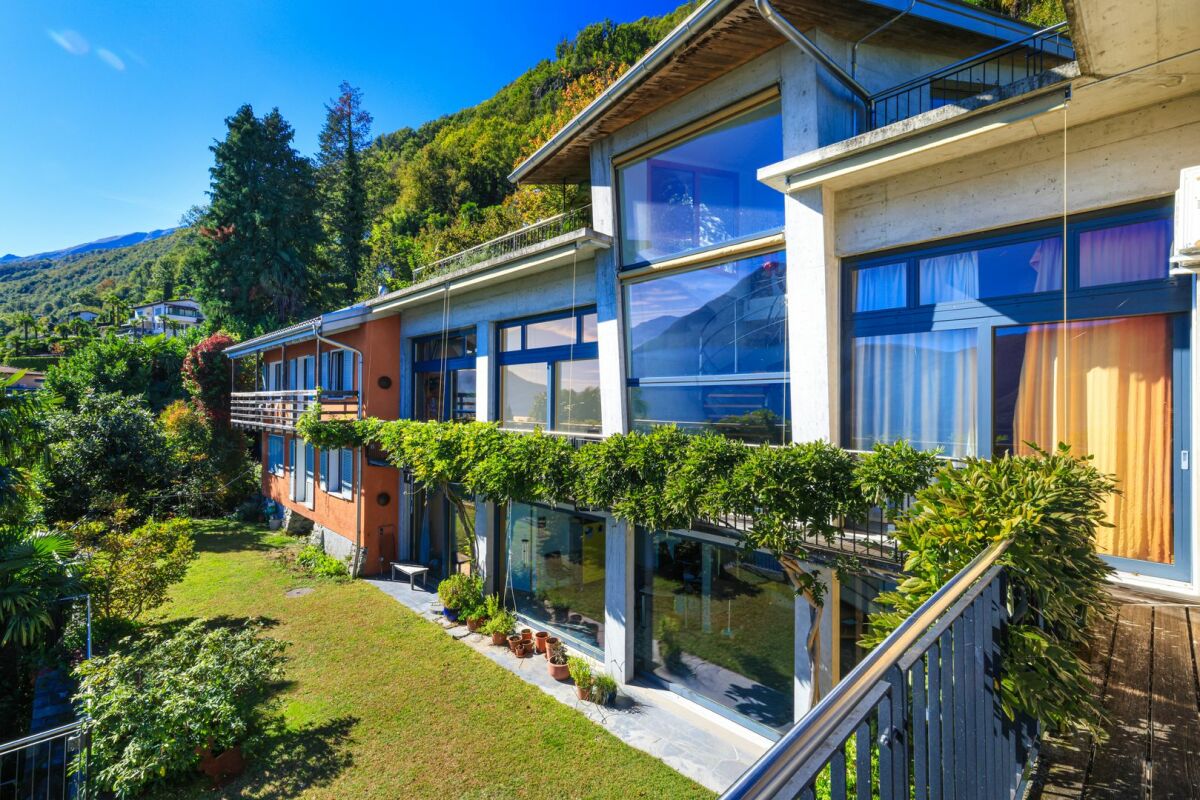Modernes Haus mit großer Glasfassade und Garten
