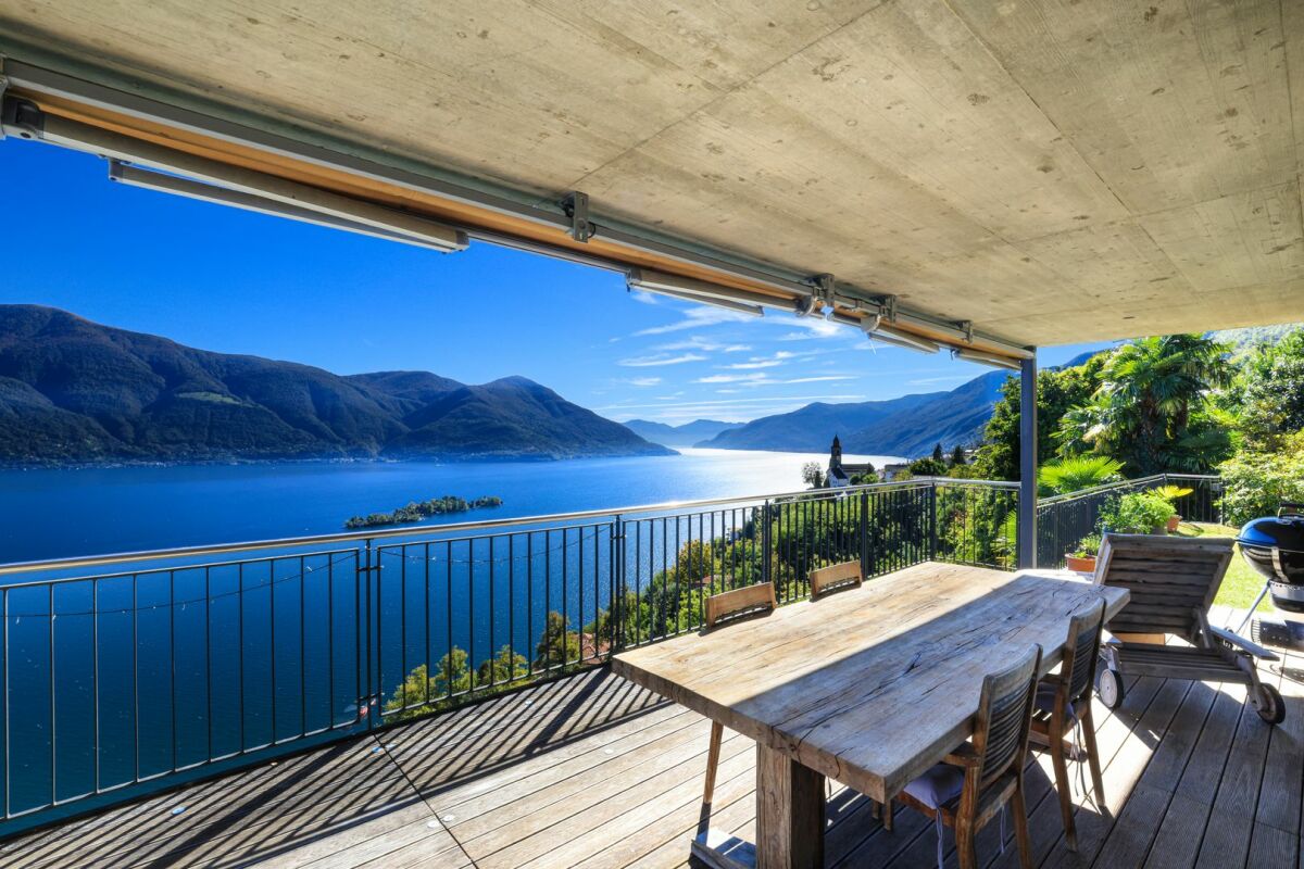 Überdachte Seeterrasse mit Panoramablick