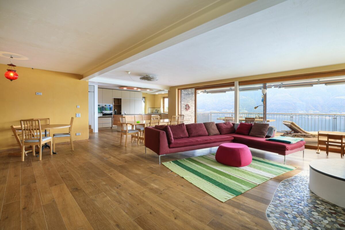 Offener Wohn-Essbereich mit Meerblickterrasse