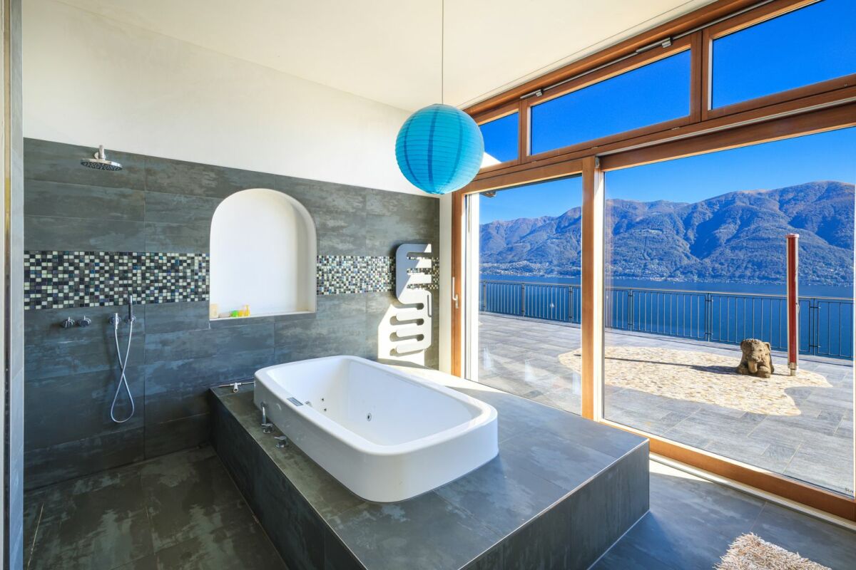 Badewanne mit Seeblick