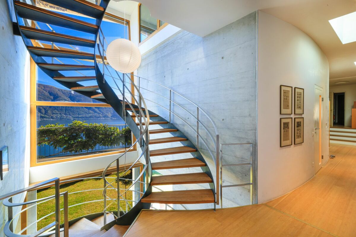 Moderne Treppenhausansicht mit Seeblick