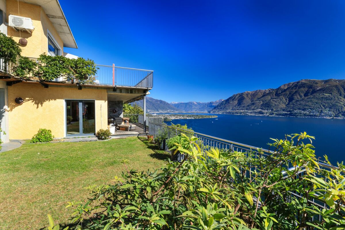 Seeblick von Terrasse und Garten