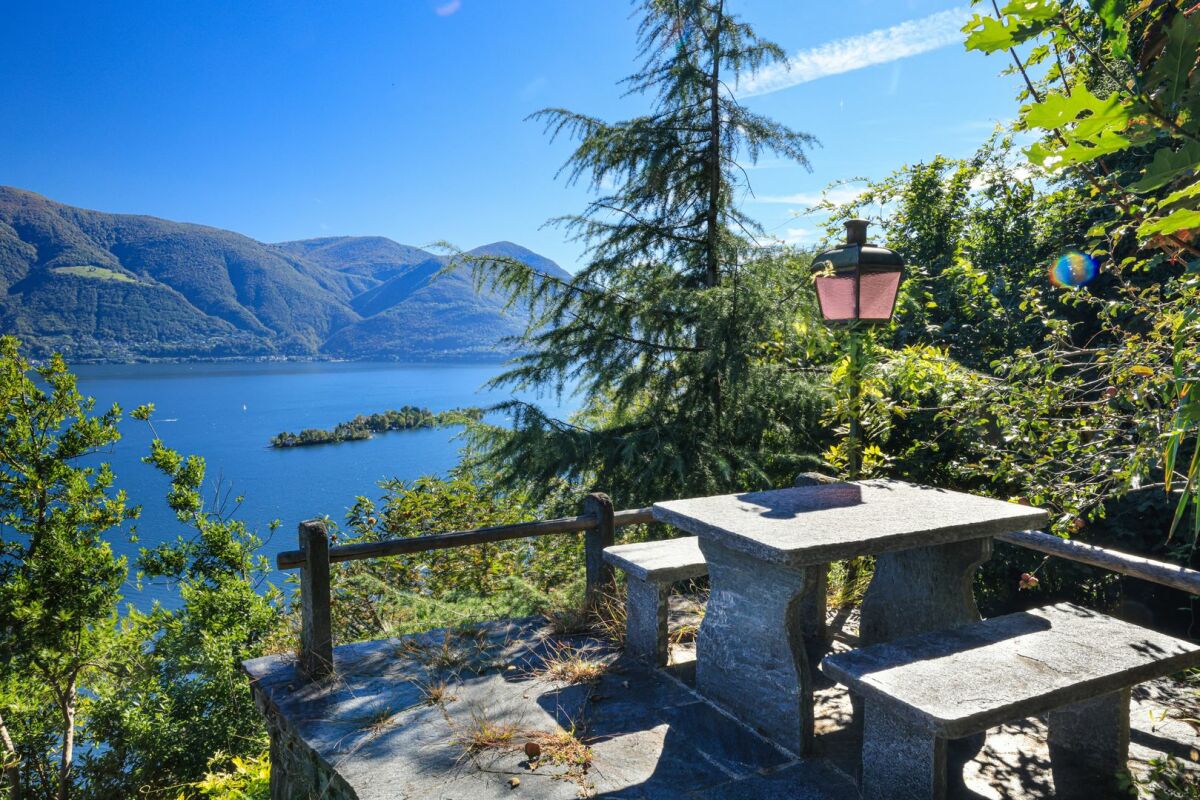 Seeblick-Terrasse mit Steinmöbeln