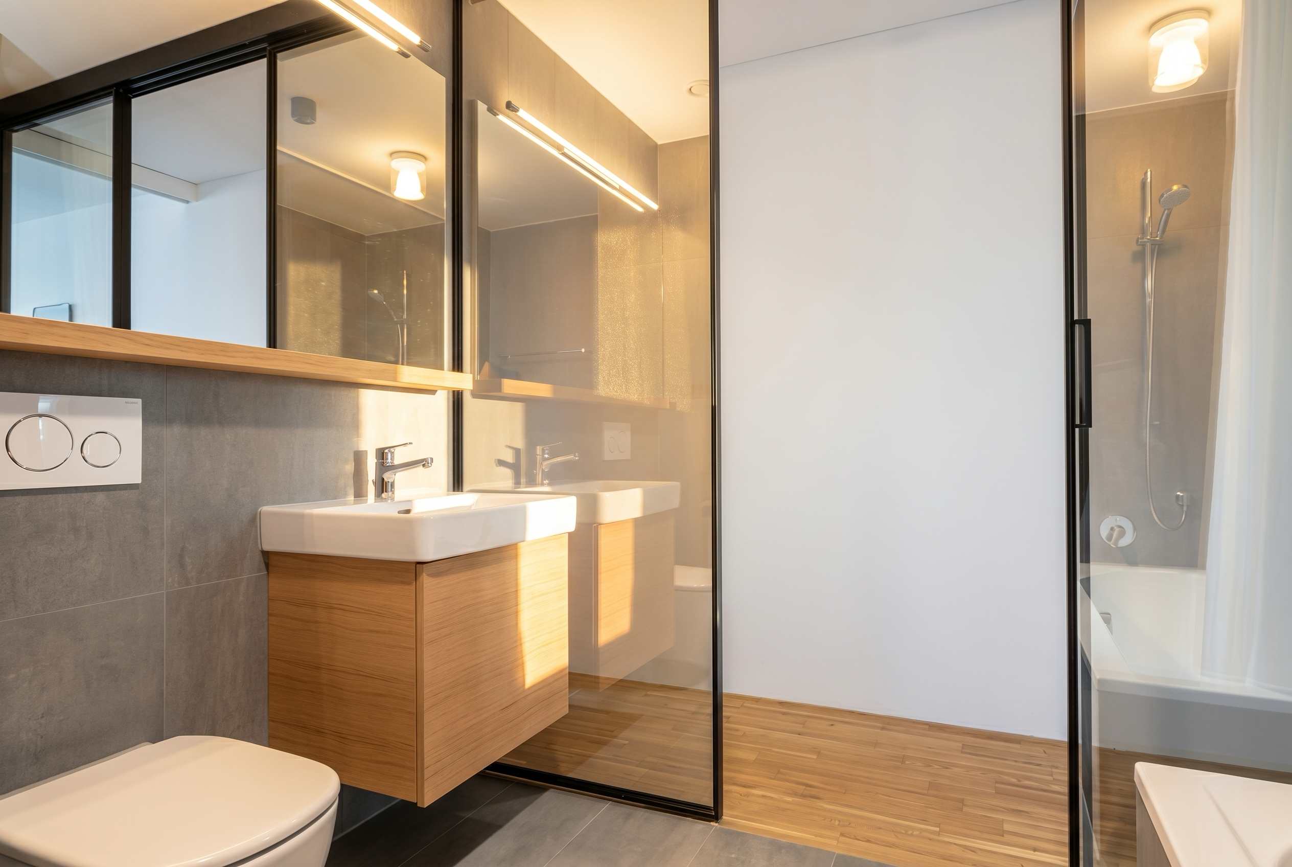 Modernes Badezimmer mit Glasdusche und Holzdetails