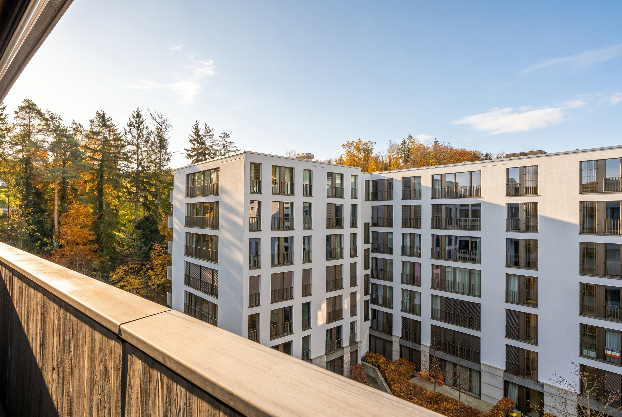 Blick vom Balkon auf Wohnanlage