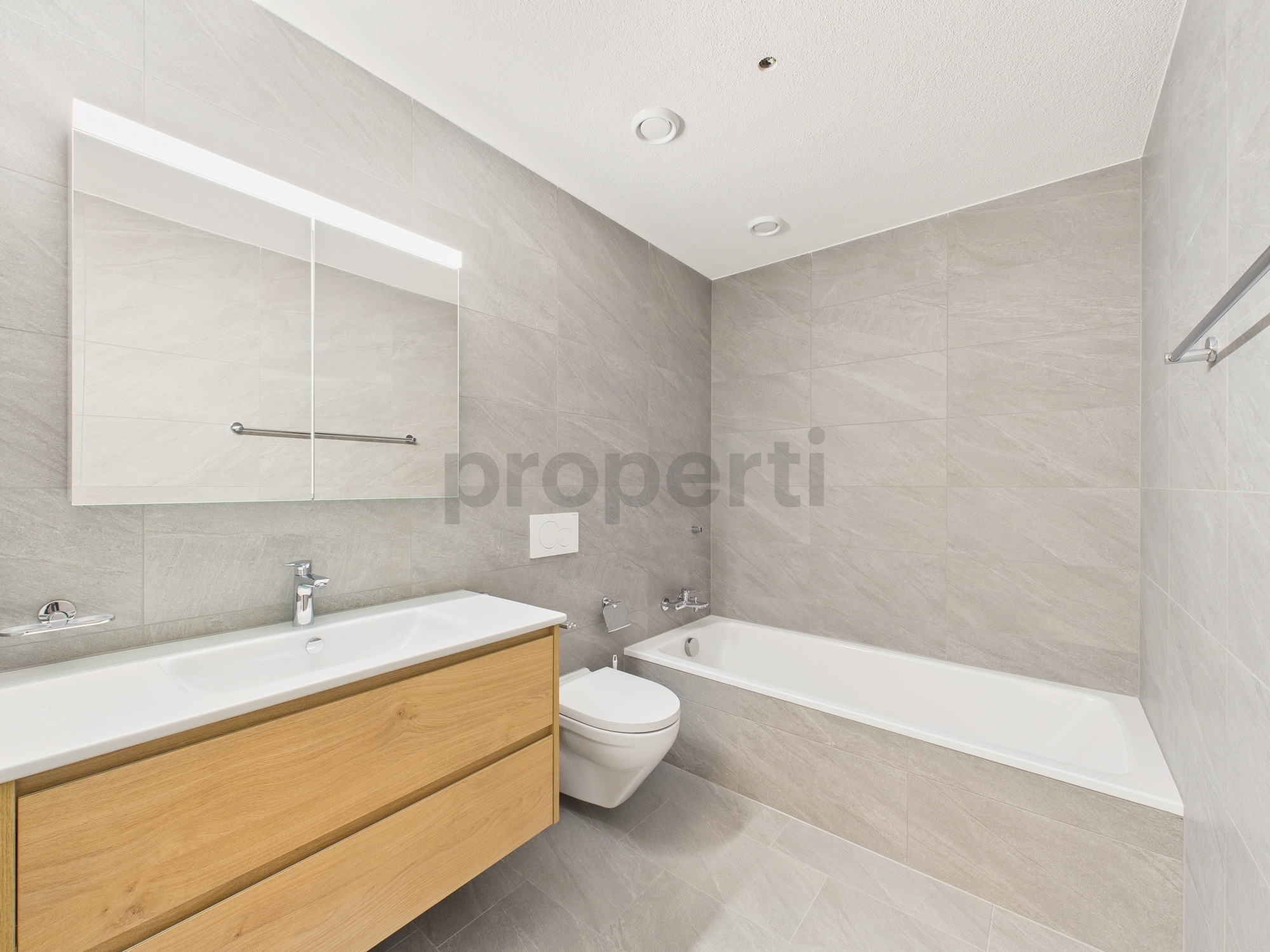 Modernes Badezimmer mit Badewanne und Waschtisch