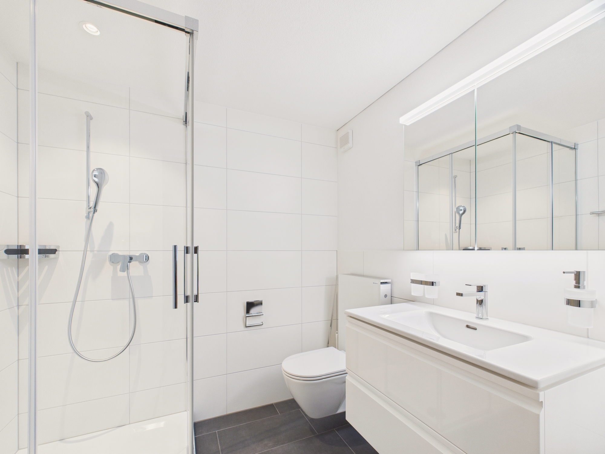 Modernes Badezimmer mit Dusche und Waschtisch