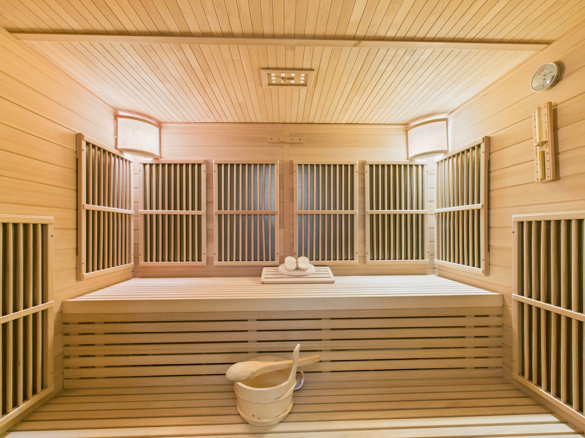 Holzsauna mit Sitzbank