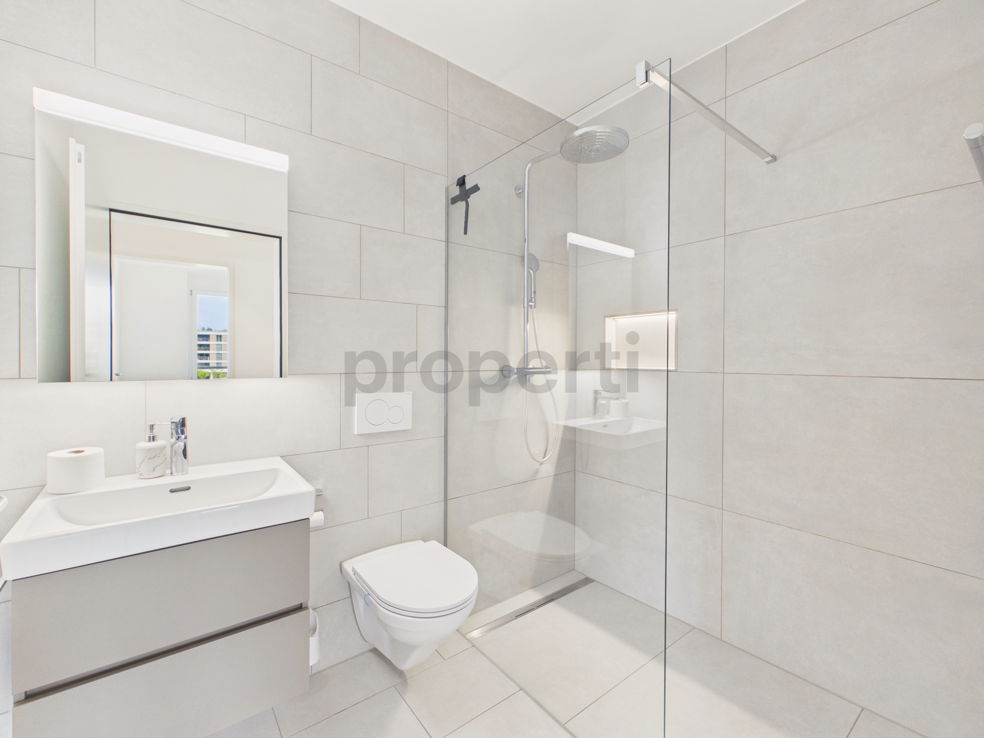 Modernes Badezimmer mit begehbarer Dusche