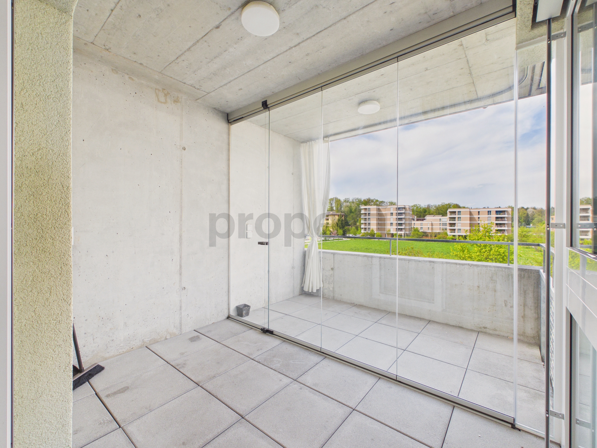 Verglaste Loggia mit Ausblick ins Grüne