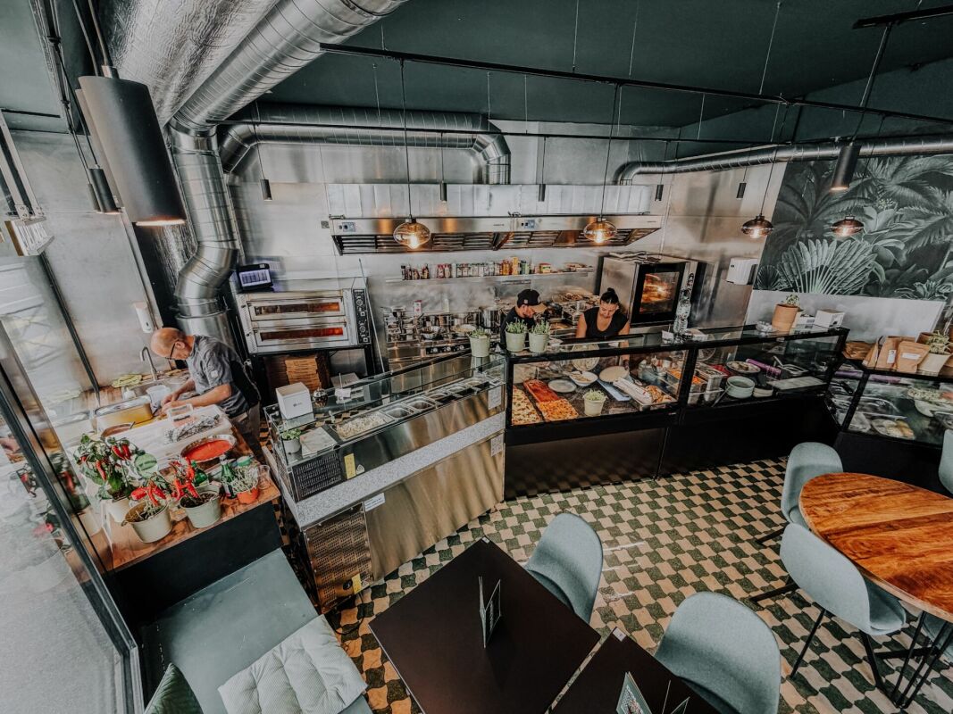 Industrierestaurant mit offener Küche
