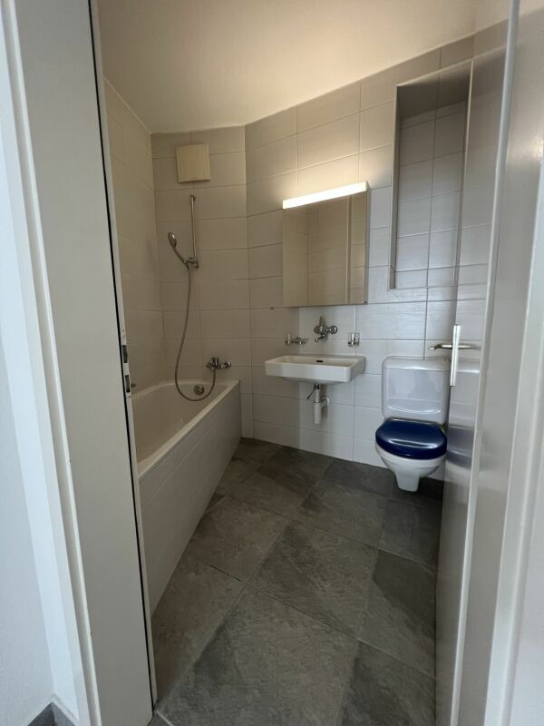 Kleines Bad mit Wanne, Waschtisch und WC
