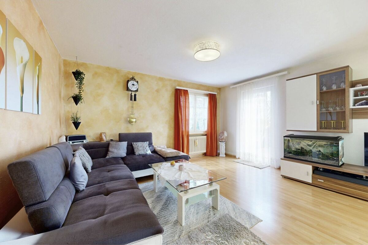 Helles Wohnzimmer mit moderner Wohnlandschaft