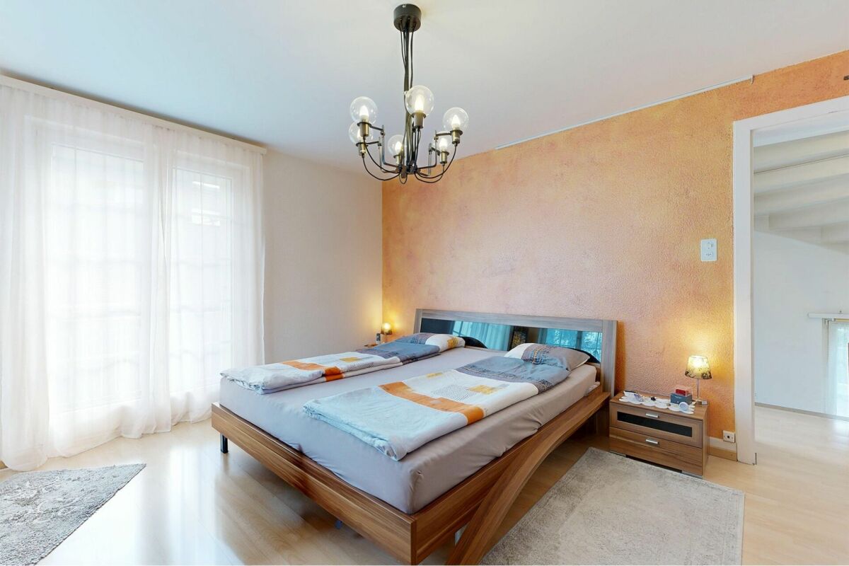 Helles Schlafzimmer mit Doppelbett und Nachttischen