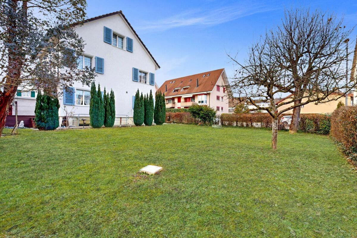 Gartenansicht eines Wohnhauses