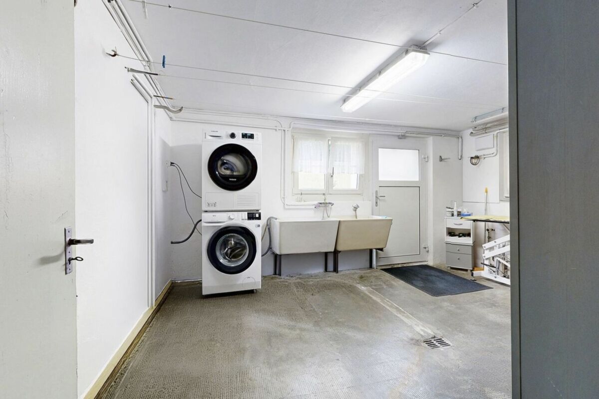 Hauswirtschaftsraum mit Waschmaschinen und Ausgussbecken