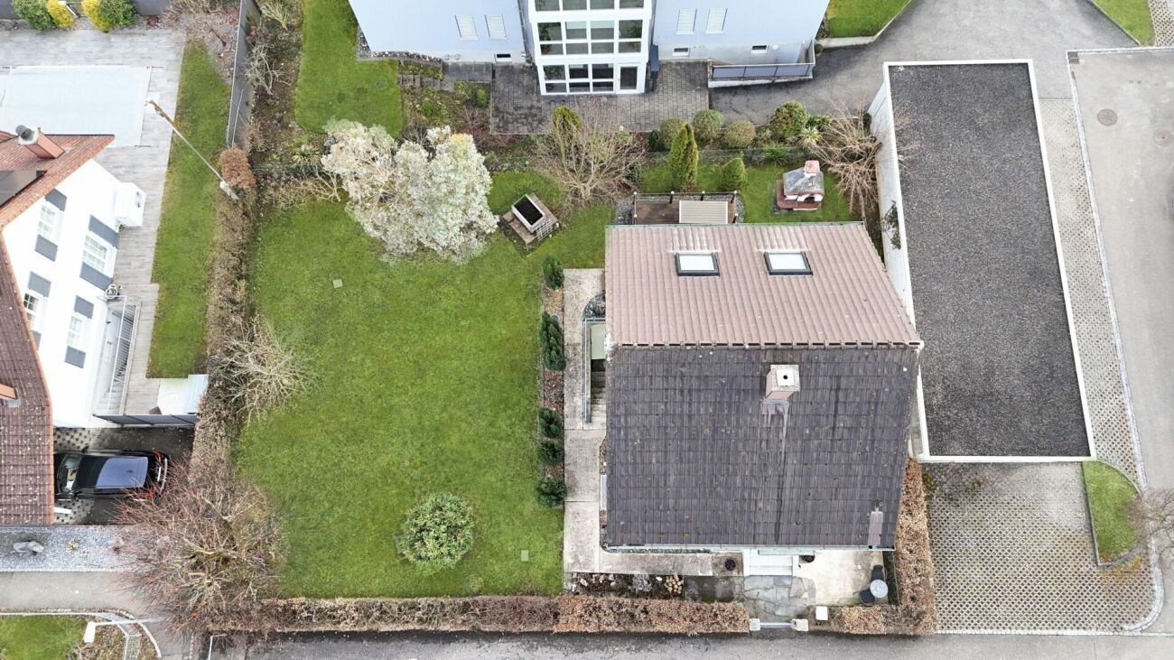 Luftaufnahme eines Wohnhauses mit Garten
