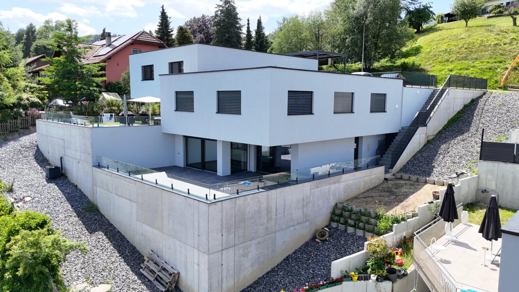 Modernes Einfamilienhaus mit Hanglage und Terrassen