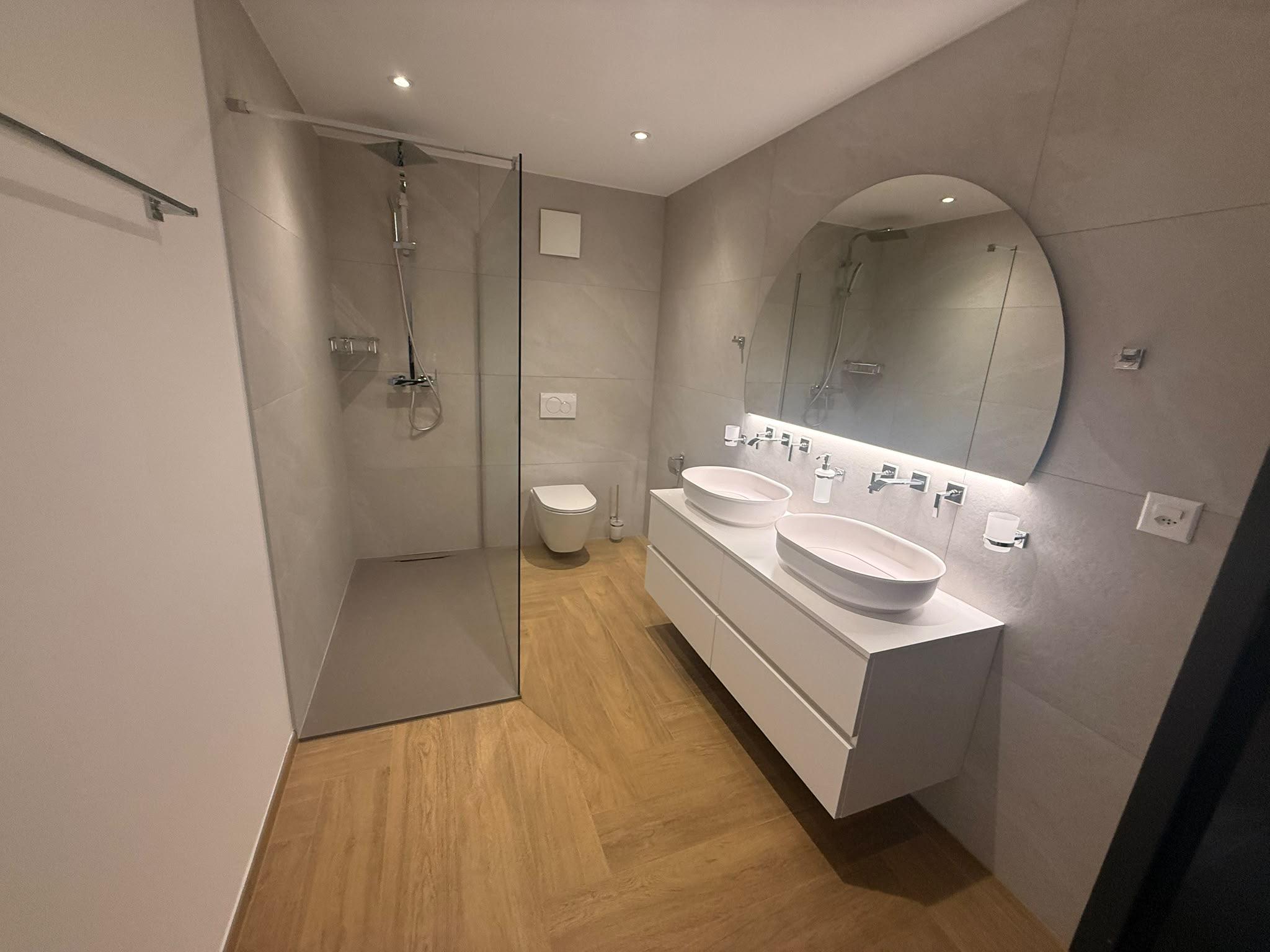 Modernes Badezimmer mit Doppelwaschtisch und begehbarer Dusche