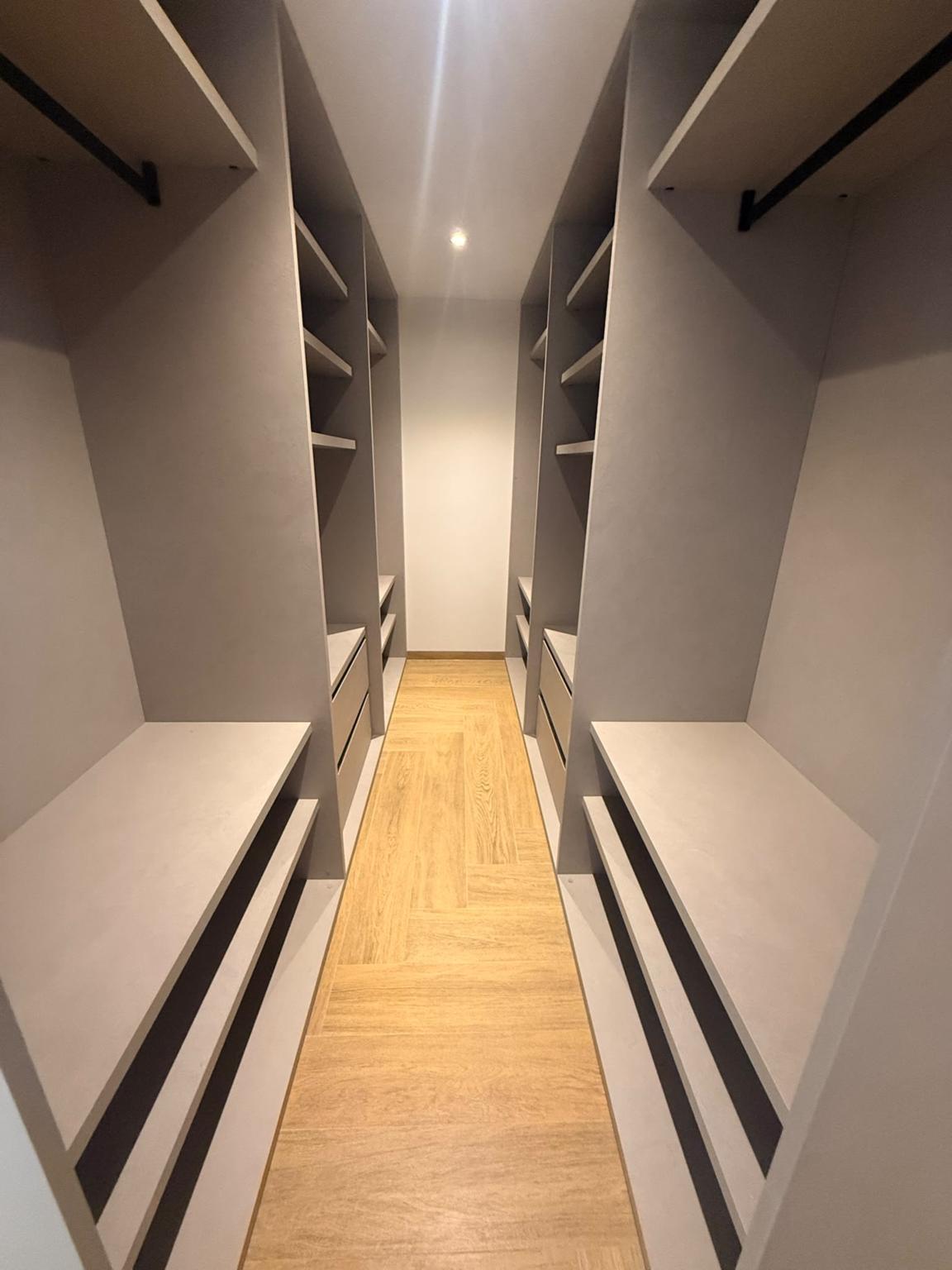 Begehbarer Kleiderschrank