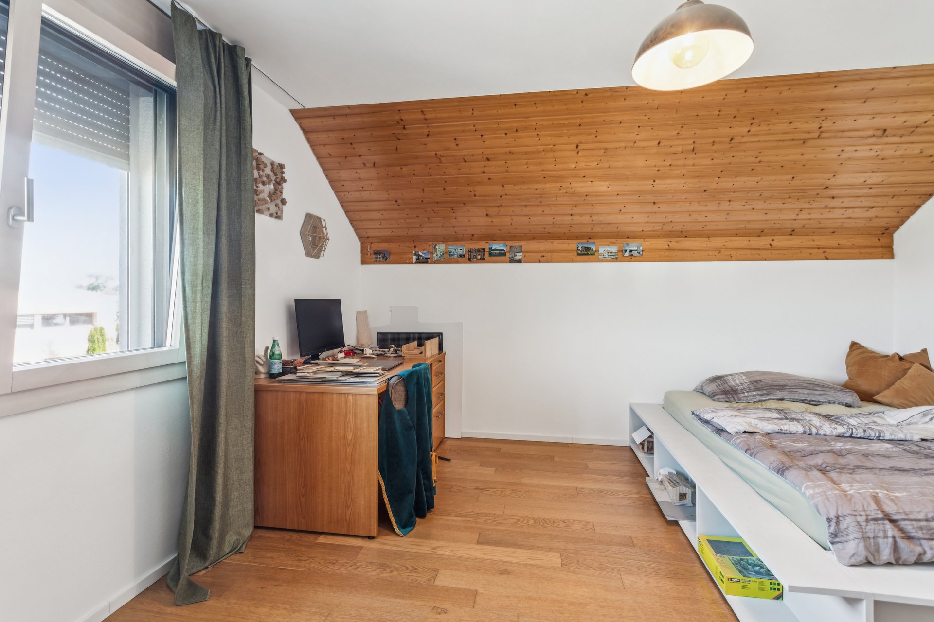 Dachgeschoss-Schlafzimmer mit Arbeitsplatz