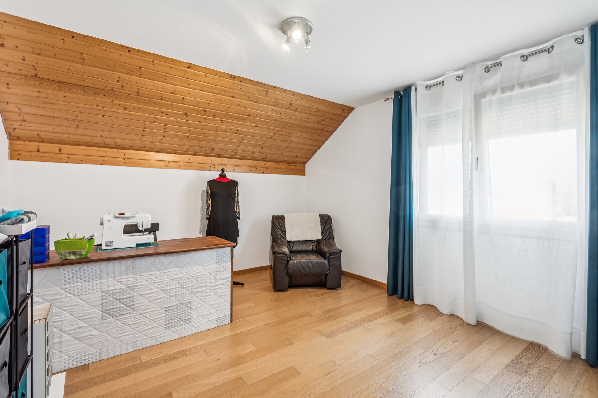 Dachzimmer mit Arbeits- und Sitzbereich