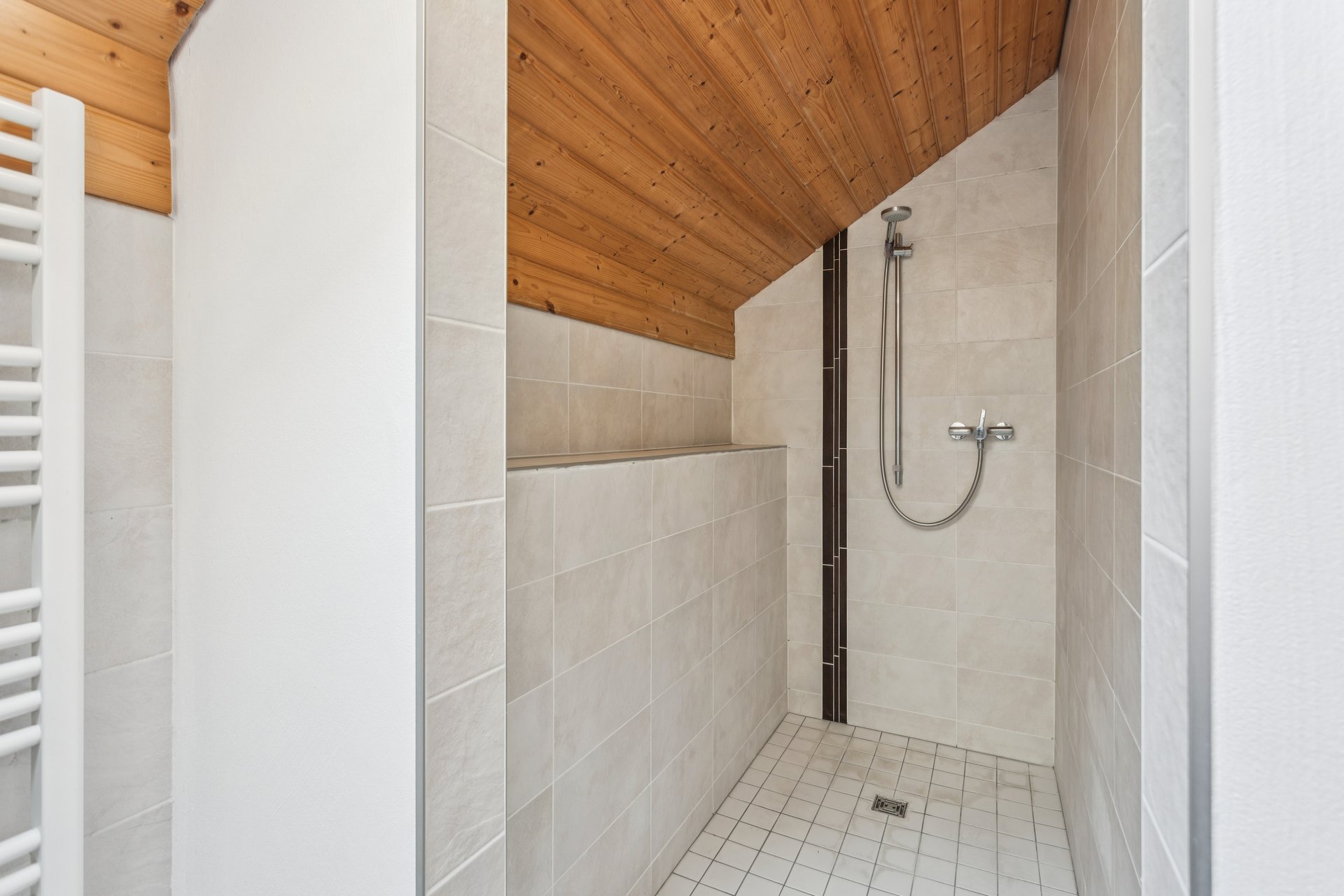 Dusche mit Holzdecke