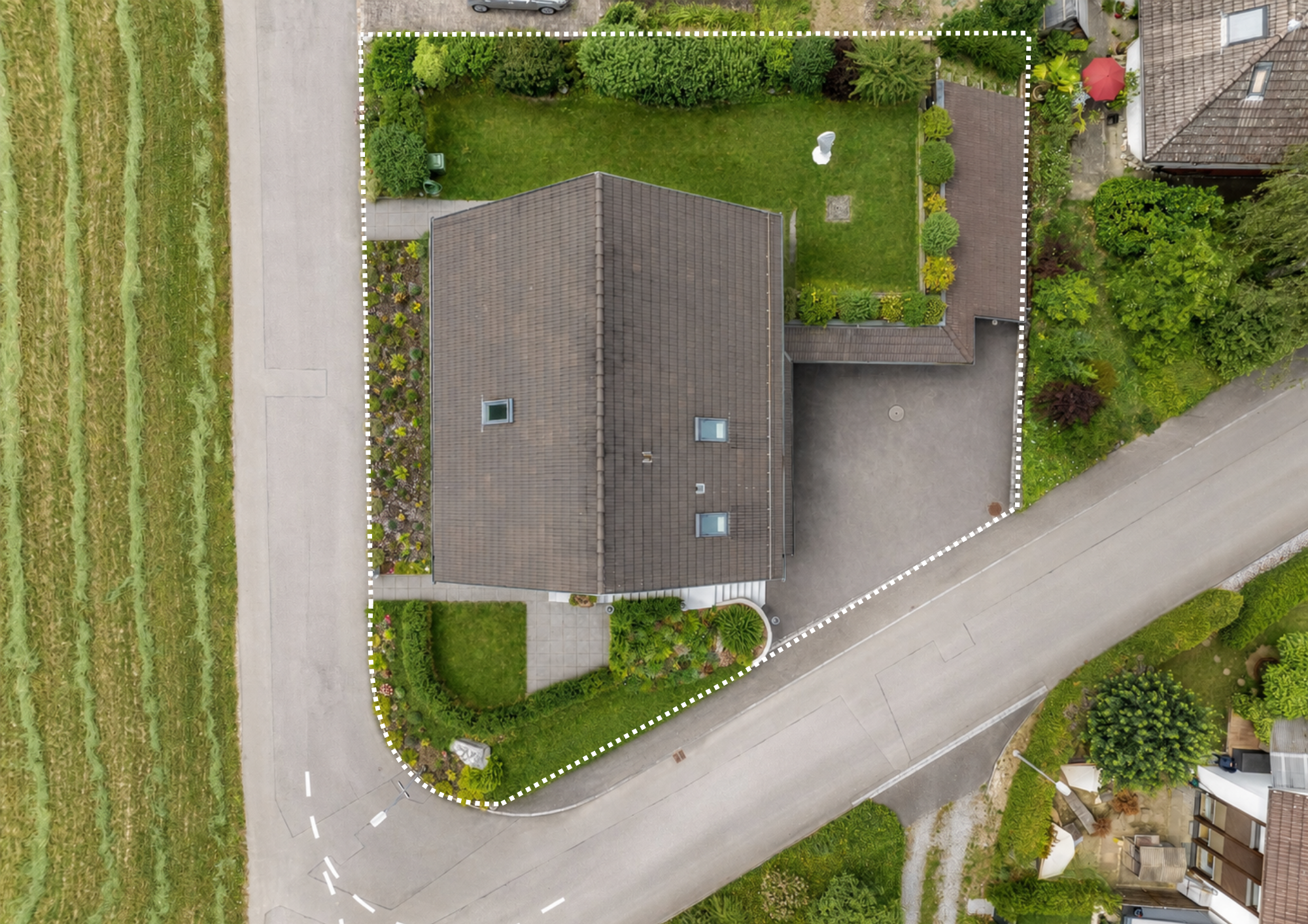 Luftaufnahme eines Einfamilienhauses mit Garten