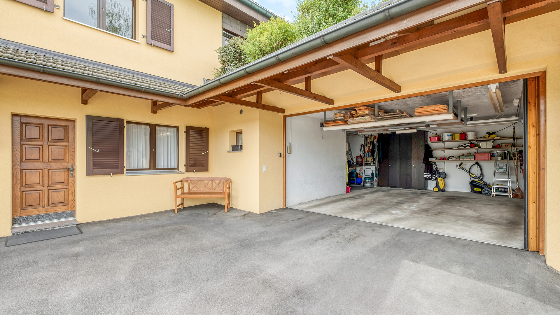 Garage mit überdachtem Innenhof