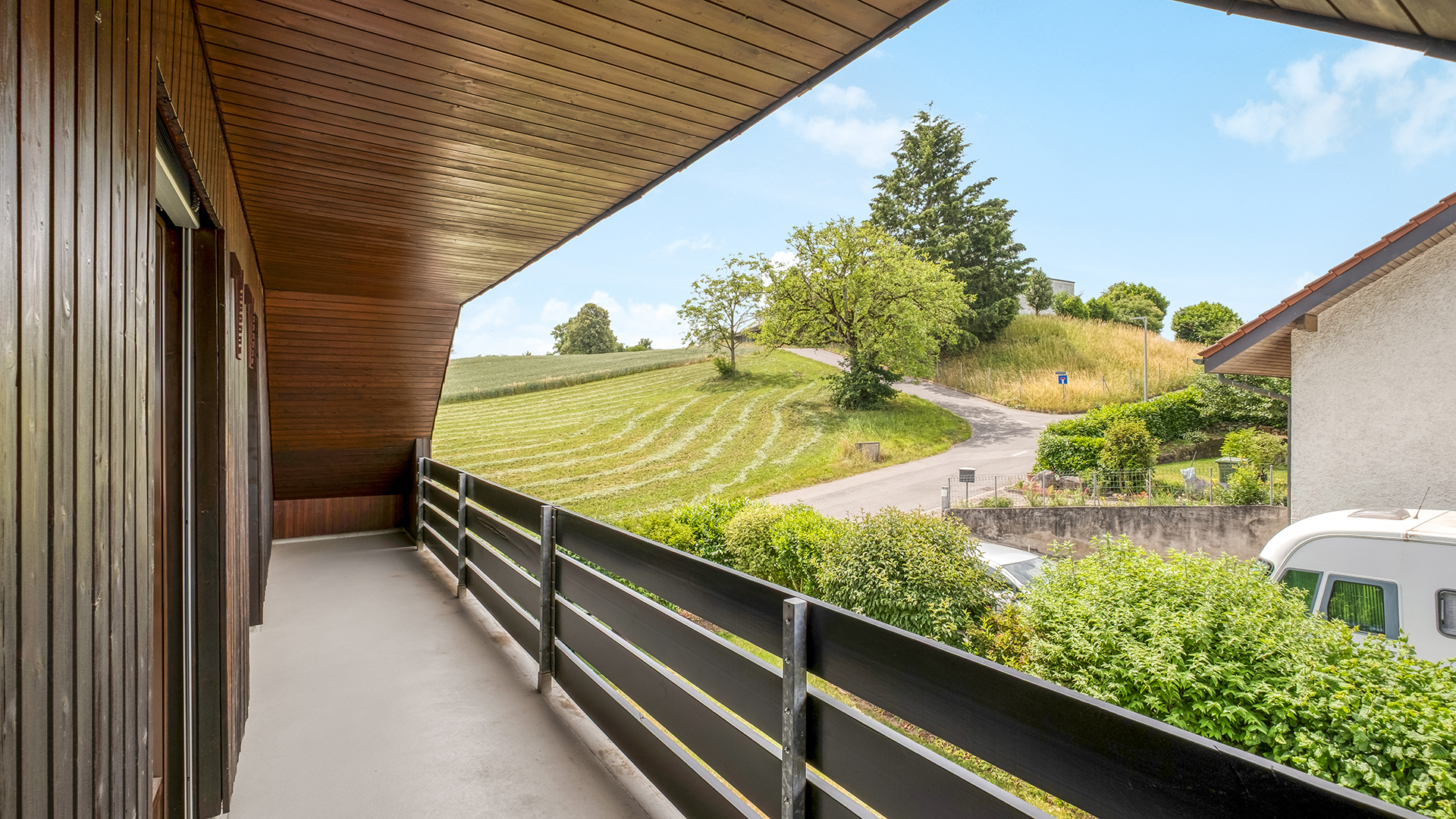 Überdachter Balkon mit weitem Landschaftsblick