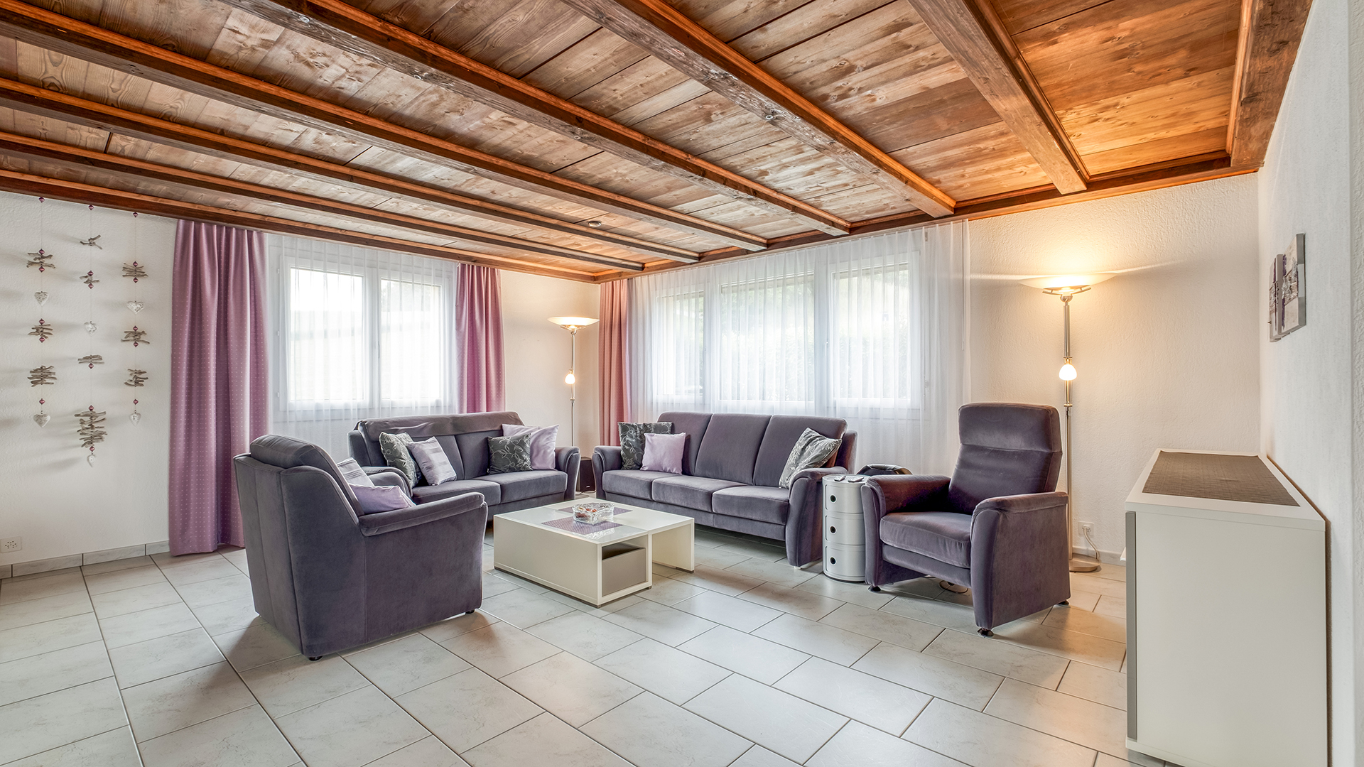 Gemütliches Wohnzimmer mit Holzdecke